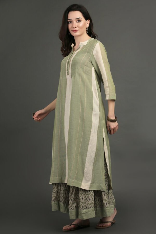 IMG_0884 Cotton Linen Yarn Dyed Dobby Kurta With Pintuck And Lace Detailing With Prined Cotton Crinkled Skirt(Set Of 2)