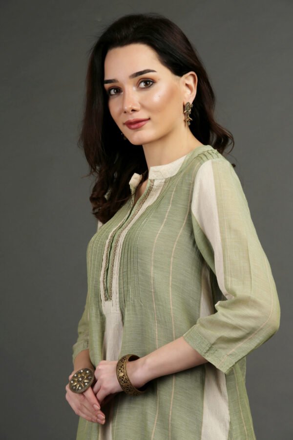 IMG_0885 Cotton Linen Yarn Dyed Dobby Kurta With Pintuck And Lace Detailing With Prined Cotton Crinkled Skirt(Set Of 2)