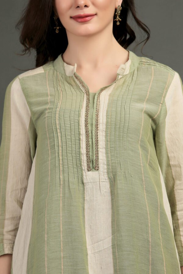 IMG_0888 Cotton Linen Yarn Dyed Dobby Kurta With Pintuck And Lace Detailing With Prined Cotton Crinkled Skirt(Set Of 2)