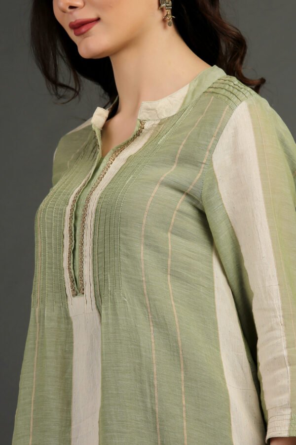 IMG_0889 Cotton Linen Yarn Dyed Dobby Kurta With Pintuck And Lace Detailing With Prined Cotton Crinkled Skirt(Set Of 2)