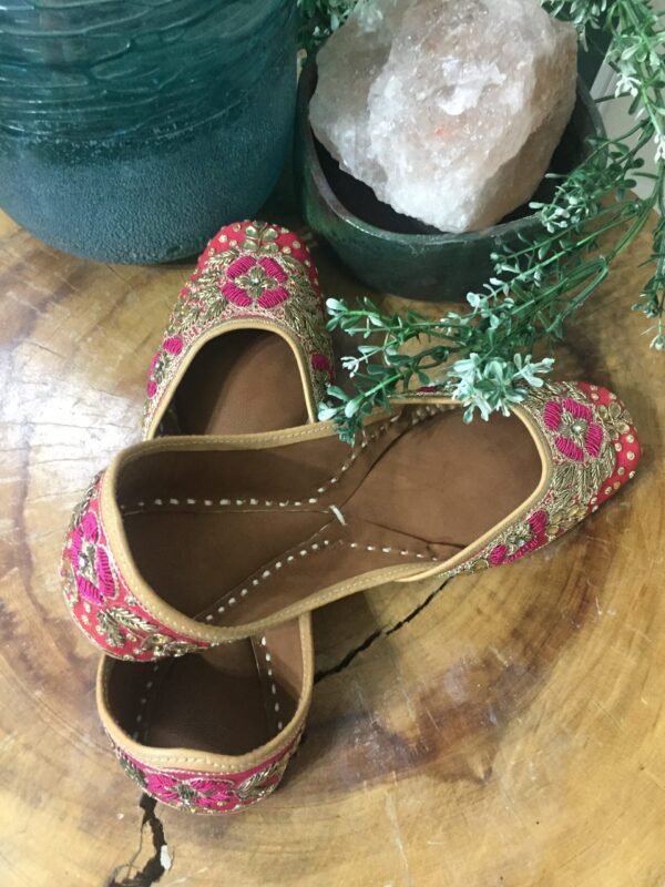 Hand embroidered Juti/ Mojri