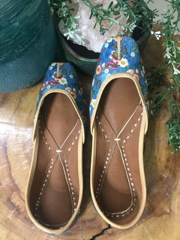 HAND EMBROIDERED JUTI/ MOJRI