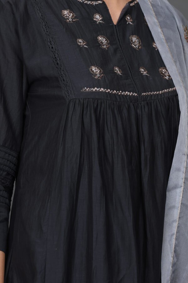 hand embroidered KURTA, PANTS, DUPATTA WITH ZARI DETAILING SETof3