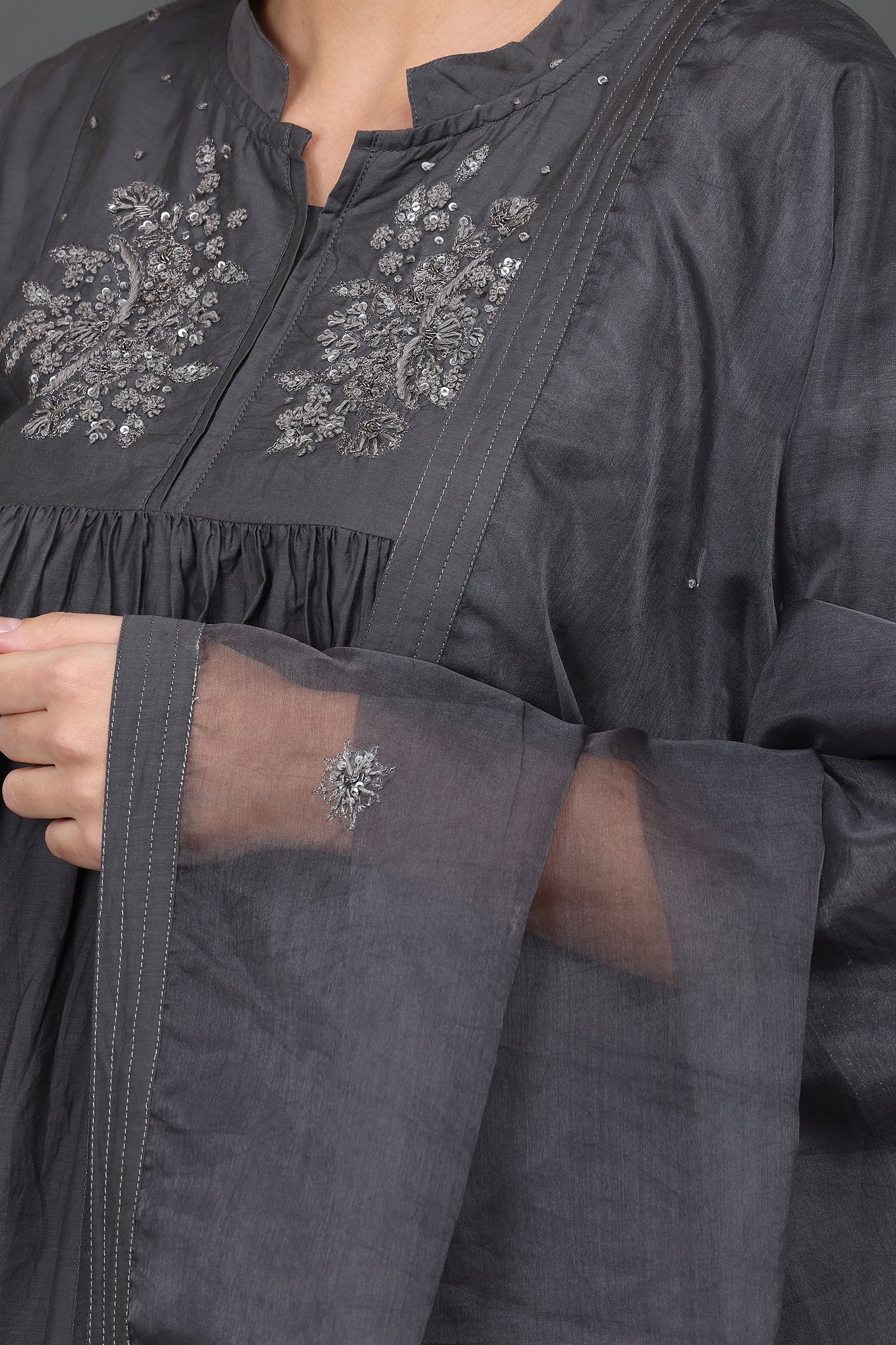 ORGANZA ANTIQUE ZARDOZI HAND EMBROIDERED dupatta